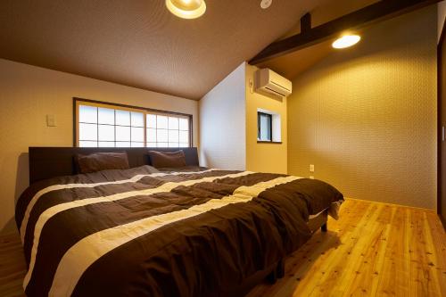 京都Kyoyado Hakuto的一间带一张大床的卧室,位于带窗户的房间内