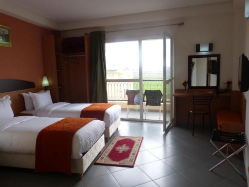 非斯菲斯艾瑞娜酒店的酒店客房设有两张床和一个阳台。