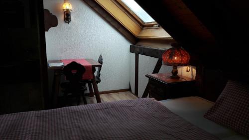 NeueneggHotel Bären Bern-Neuenegg Self-Check-In的一间卧室配有一张床、一张书桌和一个窗户。