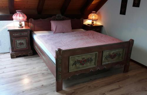 NeueneggHotel Bären Bern-Neuenegg Self-Check-In的一间卧室配有一张带2个床头柜的大床