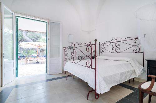 圣卡特琳娜迪纳德Villa nella Pineta的一间卧室设有一张床和一个滑动玻璃门