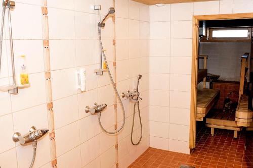 LietoIlmaristen Matkailutila的一间带淋浴的浴室,墙上装有软管