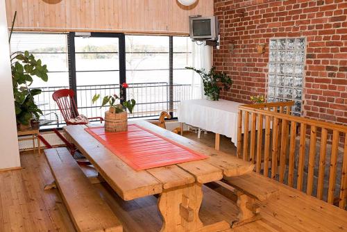 LietoIlmaristen Matkailutila的一间设有木桌和砖墙的客房