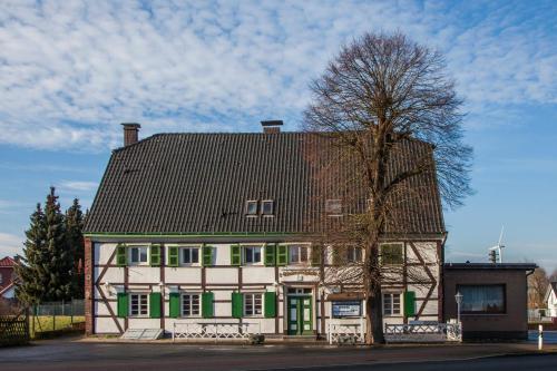 韦尔Lindenschänke的绿门和树的大房子