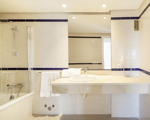卡拉加尔达纳艾伍莲梅诺卡公寓的一间带水槽和淋浴的浴室
