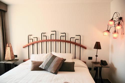 拉普拉亚蒂陶洛Villa Tauro Country Club的卧室配有白色的床和木制床头板