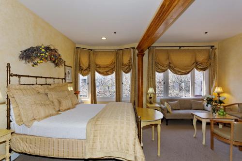 索萨利托索萨利托酒店的一间卧室配有一张床、一张沙发和窗户。