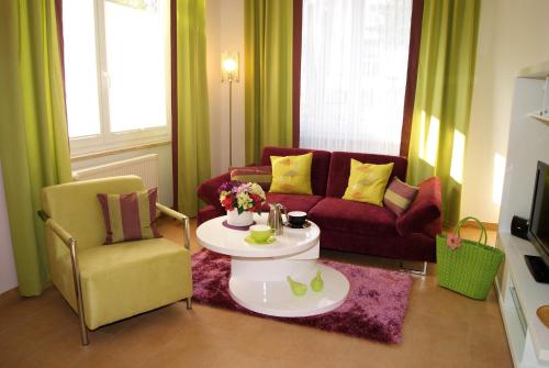 普雷罗浪漫风情公寓的客厅配有沙发和桌子