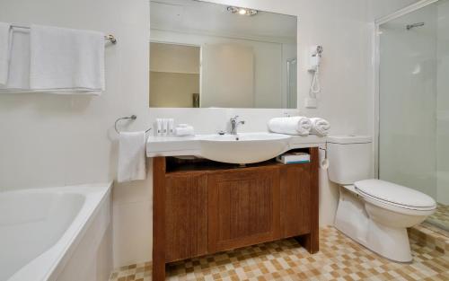 华威考迟曼斯汽车旅馆的一间浴室