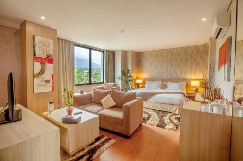 茂物帕加加兰套房度假及会议酒店的酒店客房,配有床和沙发
