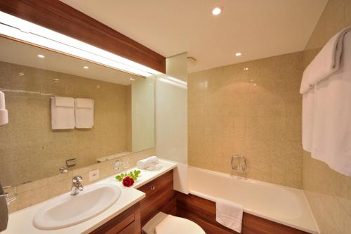 埃廷恩贝蒂格酒店的一间带水槽、浴缸和卫生间的浴室