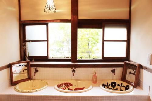广岛广岛上佳旅馆 的带2个窗户的浴室内的2个盥洗盆