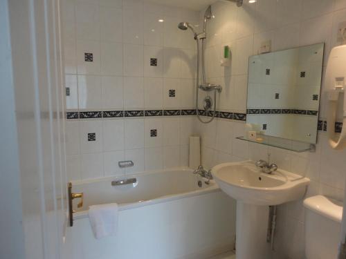 克罗索恩戴尔之家酒店的浴室配有盥洗盆、浴缸和盥洗盆