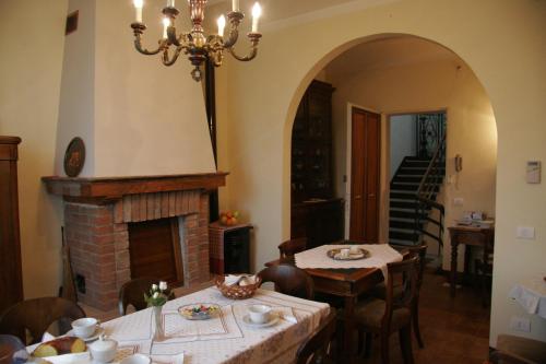瓜斯塔拉Agriturismo Antica Golena的一间带2张桌子和壁炉的用餐室