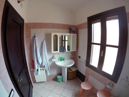 阿尔巴塔克斯Porto Frailis的一间带水槽和镜子的浴室