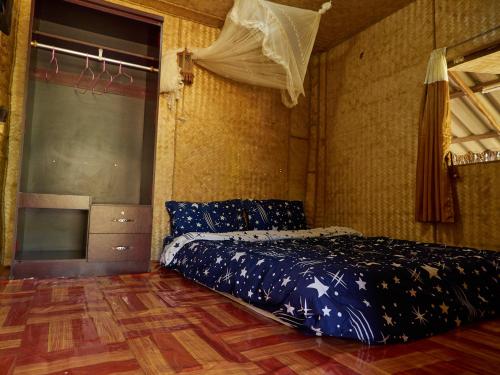 清道杜道都住宿加早餐旅馆的一间卧室配有一张床,铺有木地板
