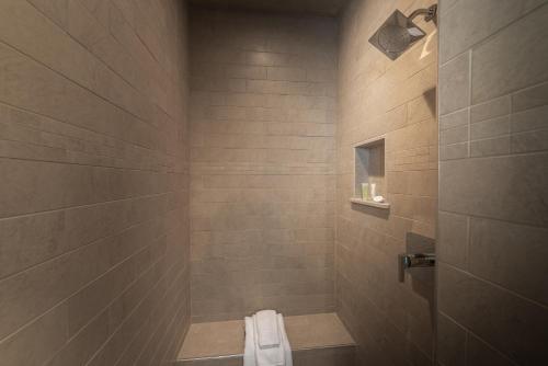 纽波特The Newport Lofts - 611 Thames Street的浴室配有淋浴和卫生间。