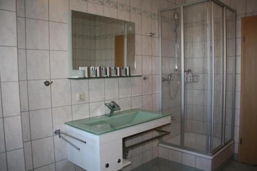 普劳恩City-Hotel的一间带绿色水槽和淋浴的浴室