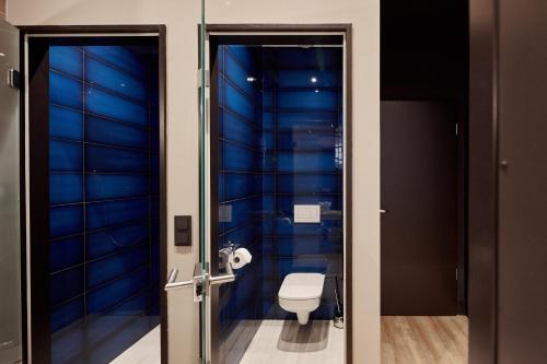 布达佩斯布达佩斯阁楼公寓的一间带卫生间和蓝色墙壁的浴室