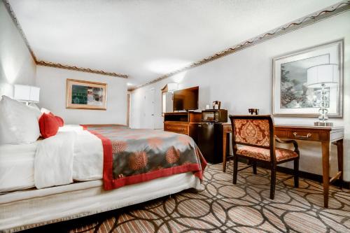 亚特兰大亚特兰大机场华美达广场酒店的配有一张床和一张书桌的酒店客房