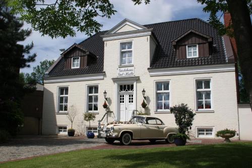 帕彭堡Landhaus Gut Halte的停在房子前面的汽车