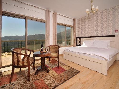 迈季代勒舍姆斯White Suites的卧室配有一张床和一张桌子及椅子