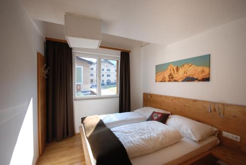 东蒂罗尔地区马特赖EdelWeiss AlpinLodge的一间卧室设有一张床和一个窗口