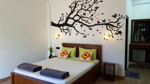 埃拉薰衣草天堂宾馆的卧室配有一张挂在墙上的树壁床。