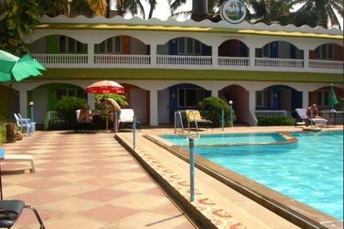 科尔瓦Williams Beach Retreat的大楼前设有游泳池的酒店