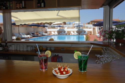 拉隆德莱丝莫里斯Argentiere-Club的一张桌子,上面放着两杯饮料和一碗水果