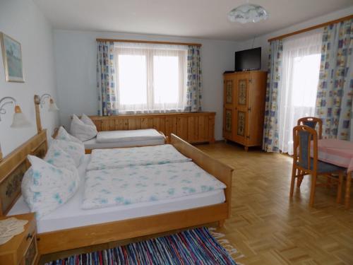 Sankt Anton an der Jessnitz艾格鲍尔农家乐的一间卧室配有一张床、一张沙发和一把椅子