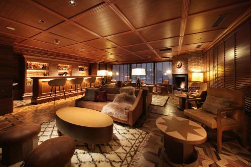 札幌UNWIND HOTEL & BAR Sapporo的客厅配有沙发和桌子