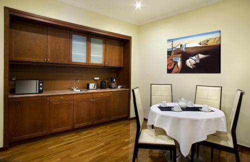 安德洛墨达套房公寓式酒店的厨房或小厨房
