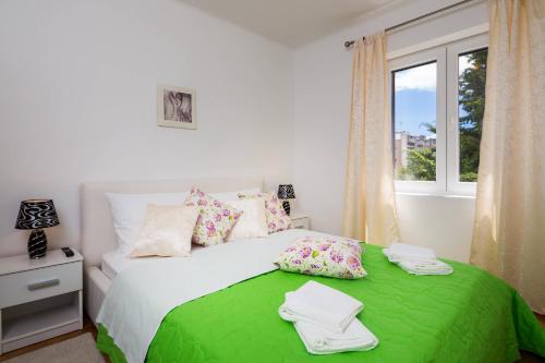 斯普利特APARTMENT "Patricia"的一间卧室设有一张带窗户的绿色床