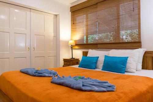 棕榈滩Cas Elizabeth的卧室内的床上的两条毛巾