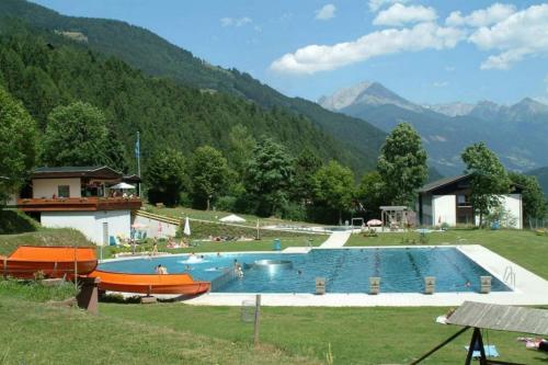 弗拉塔赫葛莱施穆尔酒店的一座大型游泳池,位于一个山地的场地内