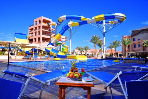 赫尔格达Pickalbatros Aqua Park Resort - Hurghada的度假村内带水滑梯的游泳池