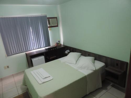南河镇Hotel Demarchi的一间小卧室,配有两张床和窗户