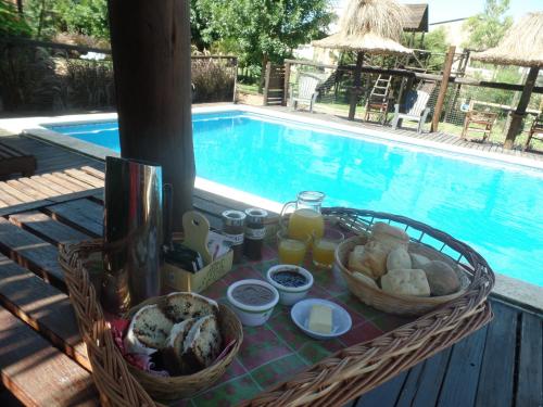 科隆卡瓦尼亚斯普马燕山林小屋的游泳池旁的餐桌,供应食物和饮料