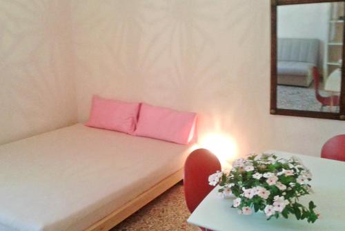 索尔索Casa Romantica的小房间,配有沙发和粉红色枕头