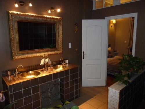 拉马德莱娜新西室酒店的浴室设有2个水槽和镜子