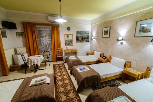 卡兰巴卡索萨斯客房旅馆的酒店客房设有两张床和一张桌子。