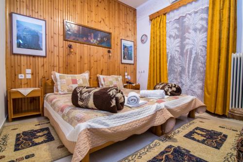 卡兰巴卡索萨斯客房旅馆的一间卧室设有两张床和黄色窗帘