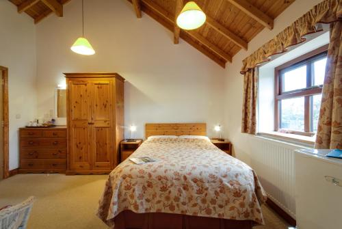 乔利Parr Hall Farm的一间卧室设有一张床和一个窗口