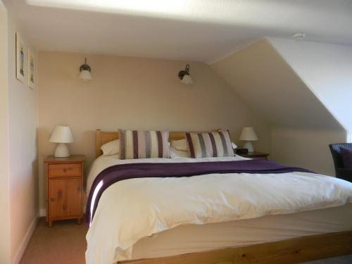 斯特兰拉尔港灯旅馆的一间卧室配有一张大床和两盏灯。