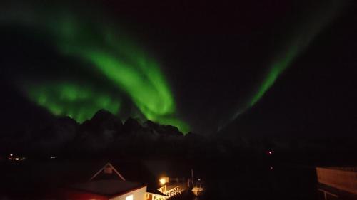 斯沃尔韦尔汉姆赛德露营假日公园的天空中北极光的图像