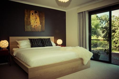 霍巴特霍巴特入口度假屋的一间卧室设有一张大床和一个窗户。
