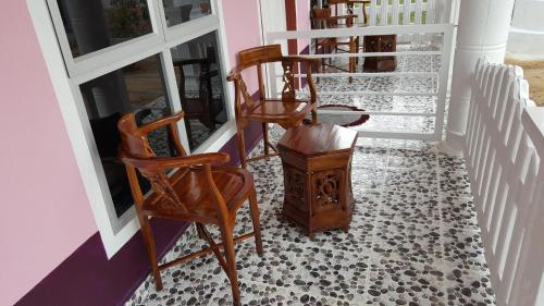 瓜拉勿述伊泽2号经济旅馆的一间设有椅子的房间和一个带门的地板