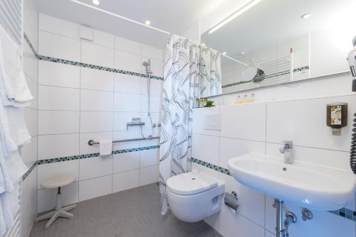 不莱梅威斯特伐利亚酒店 的白色的浴室设有卫生间和水槽。