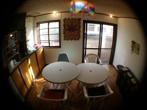 那霸冲绳巴斯旅馆的带风筝的厨房内的2张桌子和椅子